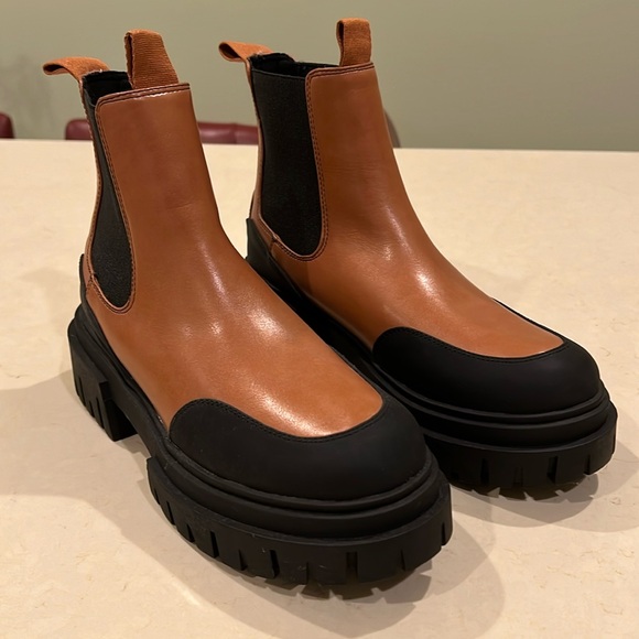 Steve Madden Tan/Blk Nicki Chelsea Boots - Picture 2 of 8